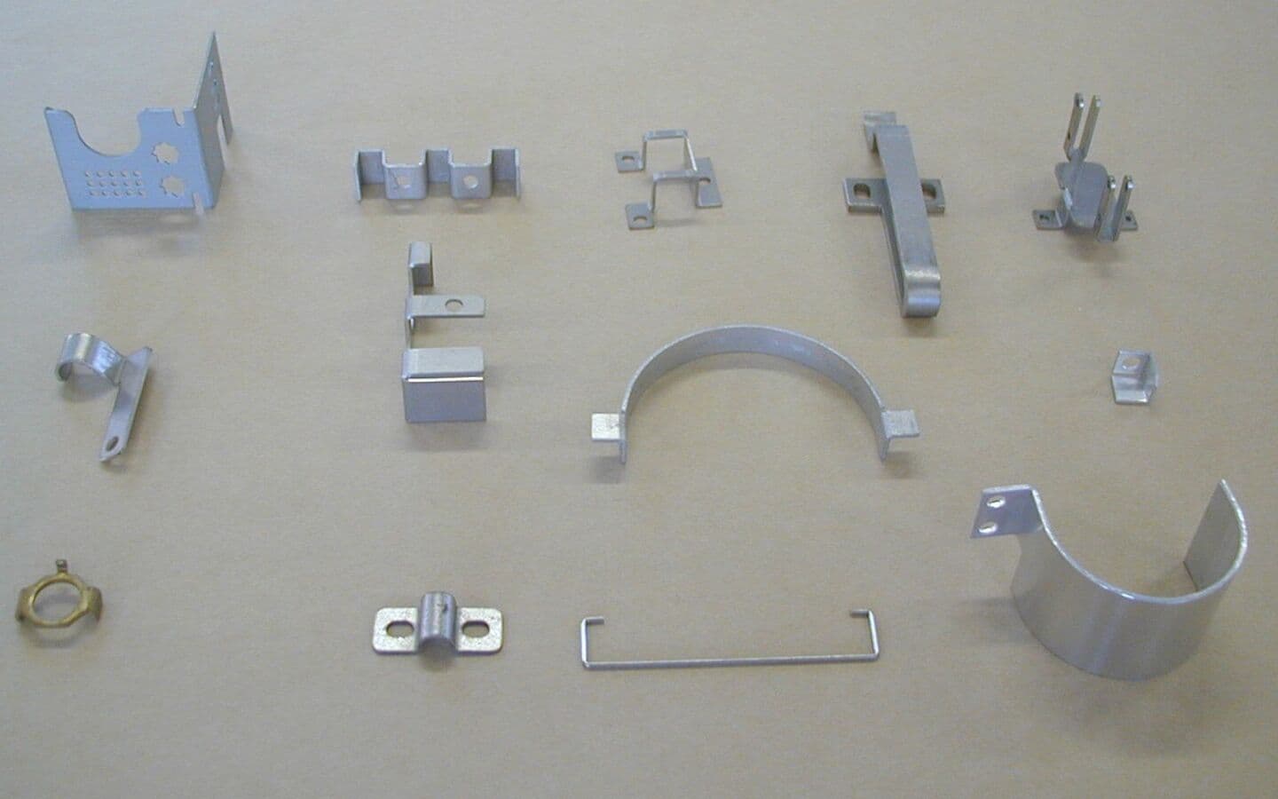 多品種・少量を得意とする深津機器製作所の高精度の板金加工で作られた細かい部品(神奈川県大和市)