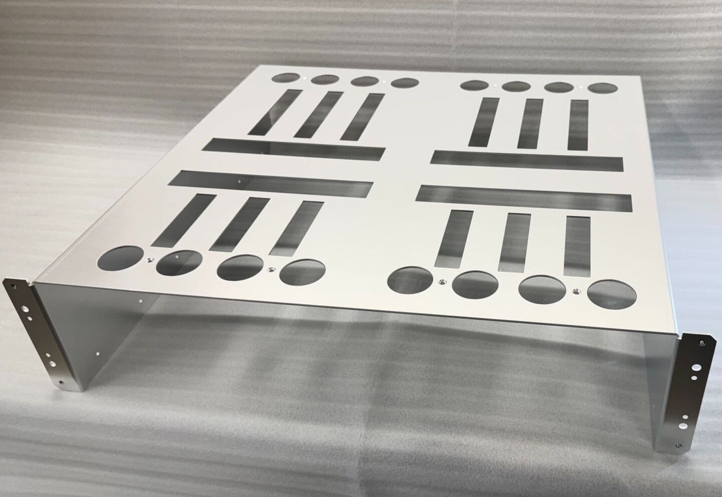 深津機器製作所で加工したアルミ筐体の完成品(精密板金加工、耐久性と美しい仕上がり)