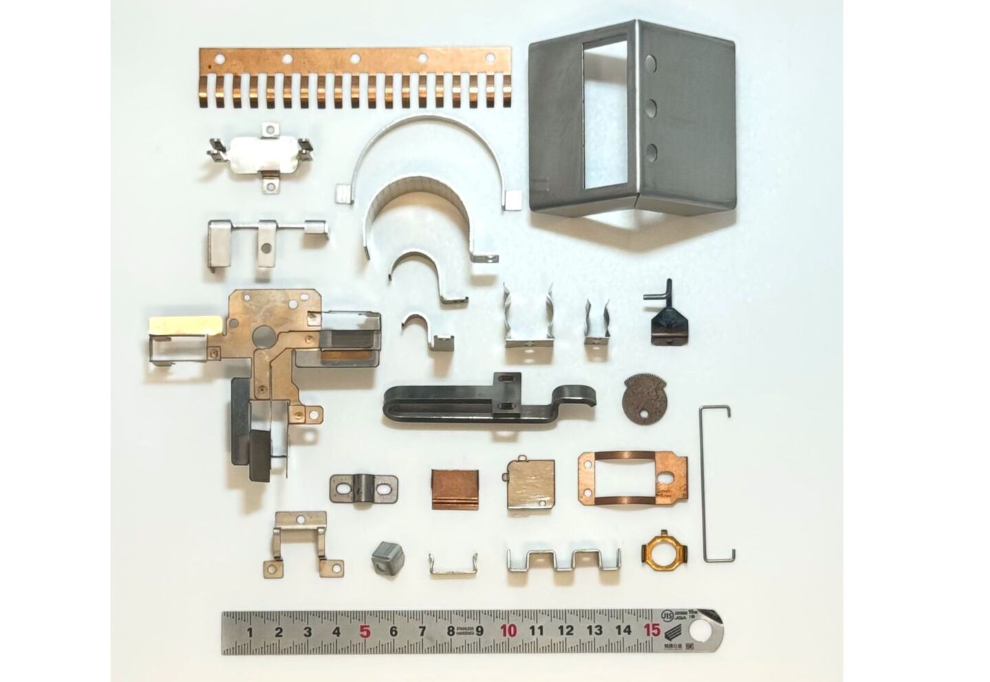 深津機器製作所が得意とする多品種・少量・短納期の精密板金部品(真鍮・銅対応)