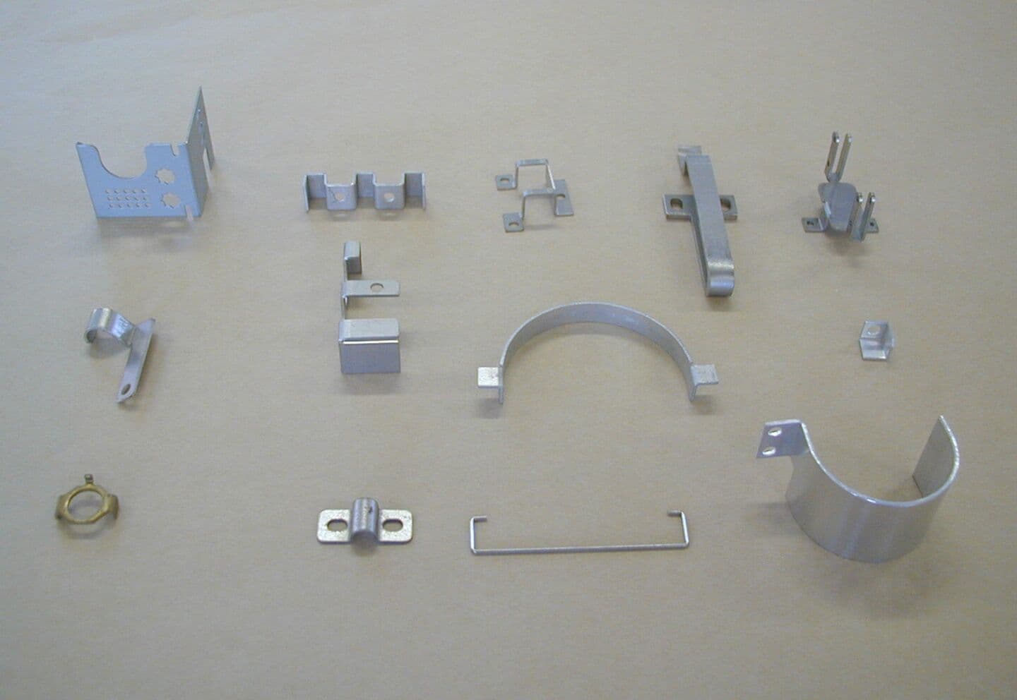 深津機器製作所が得意とする多品種・少量の精密板金部品(薄板アルミ・ステンレス対応)