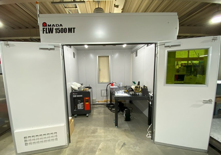 ファイバーレーザー溶接機を使用して薄板ステンレスを溶接する作業風景（深津機器製作所）